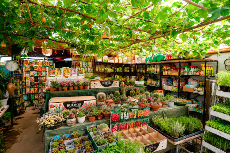 Zona de sustratos y productos de jardinería en Viveros El Montañés